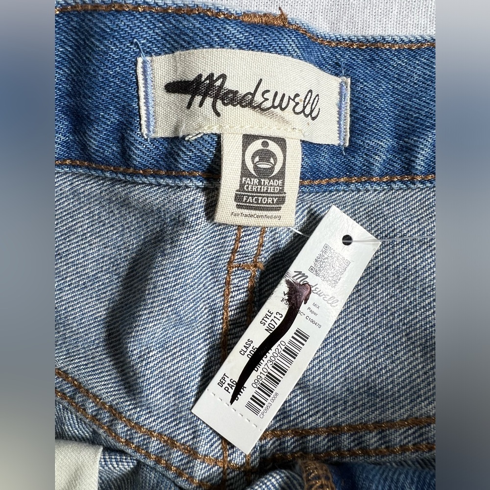 New Madewell mid rise sits on hips with a roomy leg size W 30 3 inch inseam. NWT - Picture 3 of 8